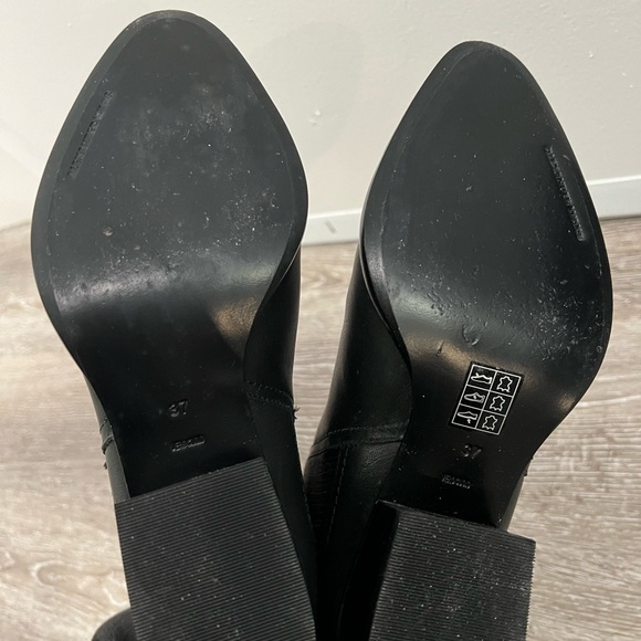 Almost new, only wore it twice. Come with original box and dust bag. - Picture 2 of 4